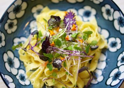 Natuhuerto Plato azul concina con microgreens