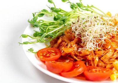 Natuhuerto Plato cocina con brotes y microgreens