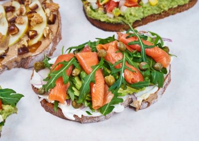 Natuhuerto Rucula en tostada con salmon