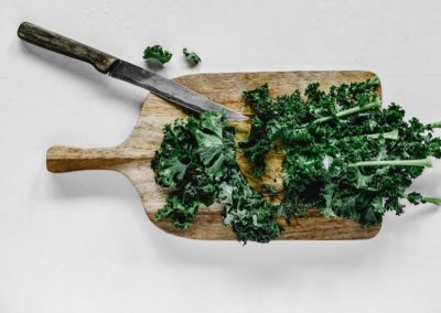 Natuhuerto Kale troceado en tabla de cortar