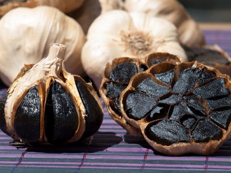 Cómo comer y cocinar con ajo negro: recetas e ideas para mejorar tus platos con este superalimento
